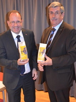 Überreichung Städtekaffee Bgm. Hans Feil Laufen und Bgm. Peter Schröder Oberndorf