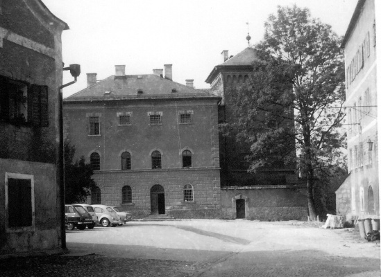 Vor dem alten Turm ist noch die Mauer zu sehen